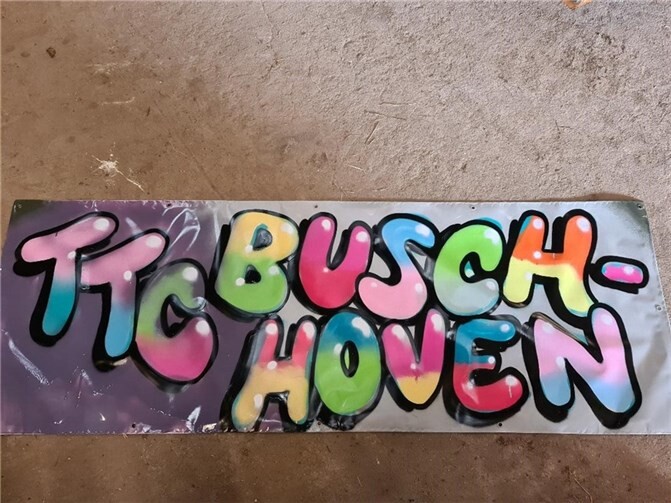Das fertig gestaltete Vereinsbanner.  Fotos: TTC Buschhoven