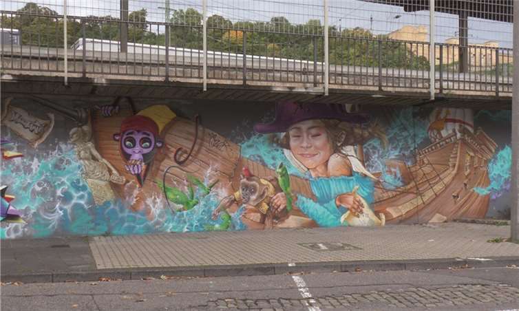 Das fertige Piratenschiff - eins von vielen neuen Kunstwerken in der Frankenstraße. STUKO