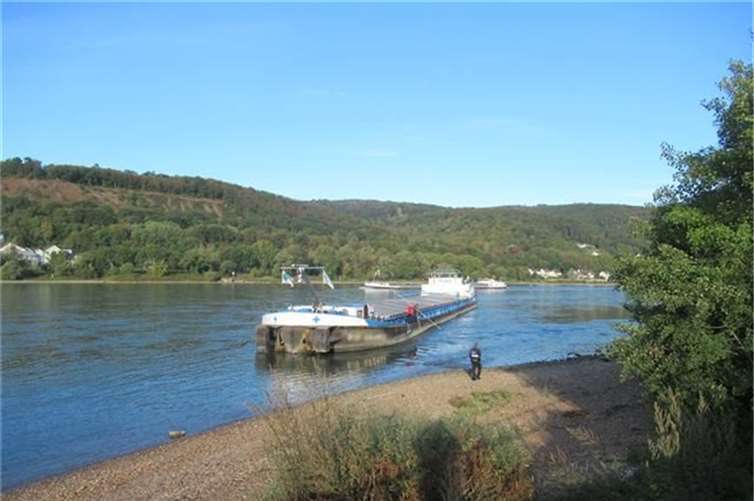 Das festgekommene Gütermotorschiff. Foto: Polizeipräsidium Einsatz, Logistik und Technik