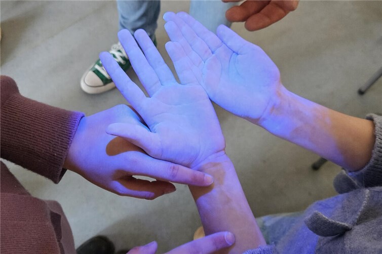 Das fluoreszierende Desinfektionsmittel war mithilfe der Blaulicht-Taschenlampe deutlich an den Händen zu erkennen.