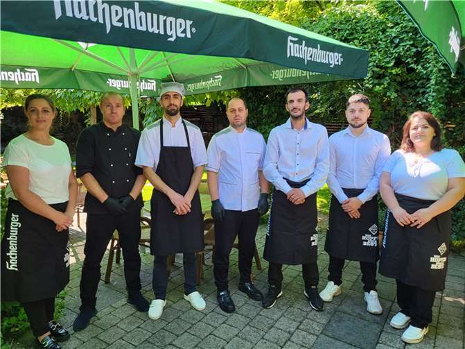 Den Geschmack des Balkans genießen Das freundliche Team von „Alt Andernach“ freut sich auf zahlreiche Gäste. Foto: WAMFO.DE