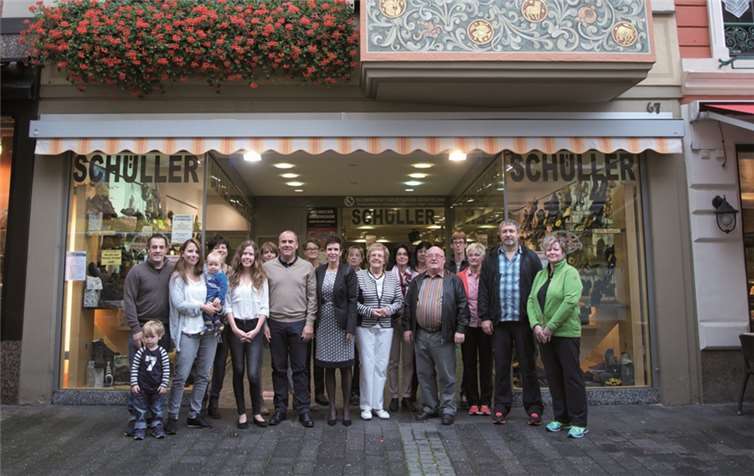120 Jahre Qualität und Kundennähe Das freundliche Team von Schuh und Sport Schüller vor dem Geschäft. Schuh und Sport Schüller GmbH