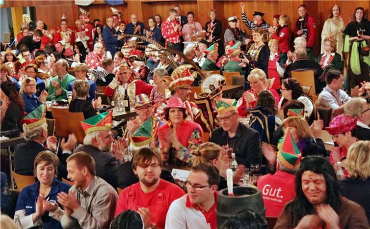 Das freut jeden Veranstalter: Ein „volles Haus“ und tolle Stimmung. Hier feiern die Jecken den „Närrischen Abend“ der Stadtsoldaten in der Rheinbacher Stadthalle.