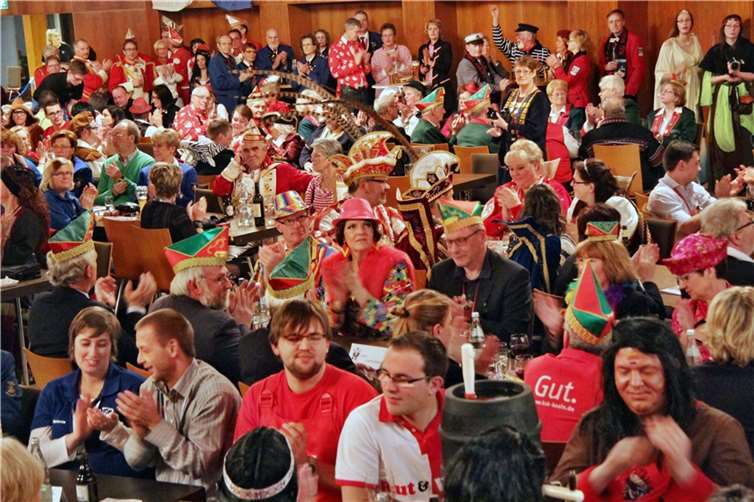 Das freut jeden Veranstalter: Ein „volles Haus“ und tolle Stimmung. Hier feiern die Jecken den „Närrischen Abend“ der Stadtsoldaten in der Rheinbacher Stadthalle.