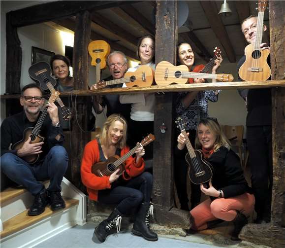 Das frisch gegründete Ukulele-Ensemble freut sich auf den Hofgesang. Foto: privat