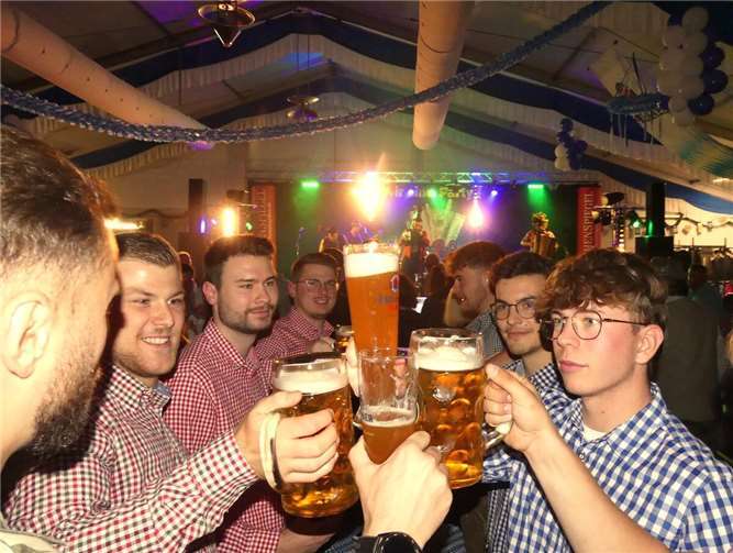 Das frisch gezapfte Münchener Wies`n-Bräu floss beim traditionellen Oktoberfest alsbald in Strömen.