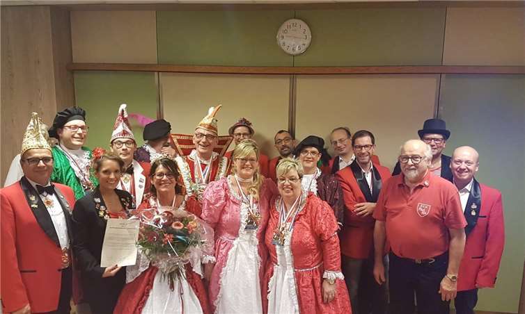 Das frisch inthronisierte Prinzenpaar, Prinz Frank II. und Prinzessin Moni I. mit Hofstaat. Privat