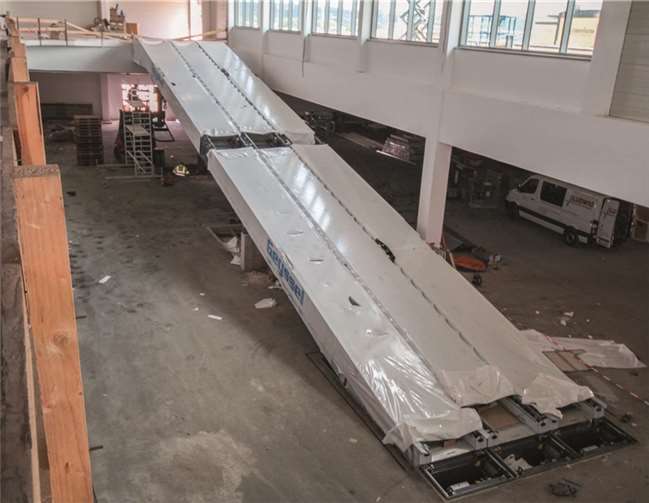 Das frisch montierte Rollsteig-Trio in Koblenz-Bubenheim: Zwei „Laufbänder“ führen ins OG und das dritte wieder hinunter. Globus-Pressebild