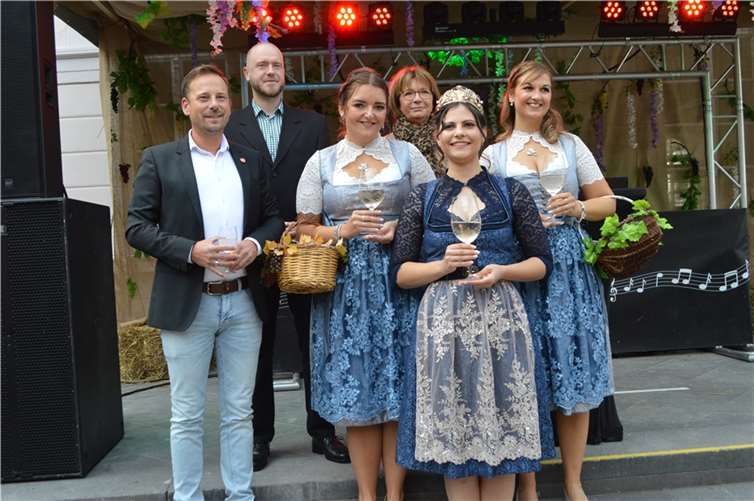 Das frisch proklamierte Weintrifolium mit (v.l.) Bürgermeister Björn Ingendahl, Ortsvorsteher Jan Doemen, Weinprinzessin Karolina Schmiz, KrJeisbeigeordnete Sabine Glaser, Weinkönigin Viktoria Langen und Weinprinzessin Janina Filla