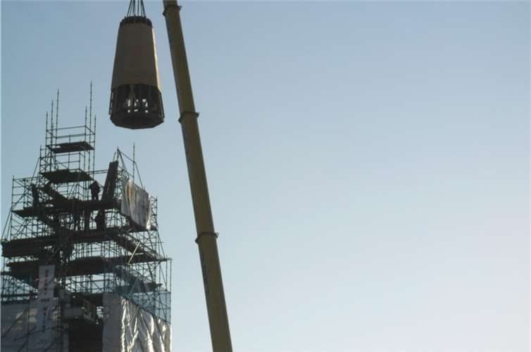 Das frisch sanierte Mittelstück des Turms wird am Morgen gegen 9 Uhr vom Kran auf den Unterbau gesetzt.TE