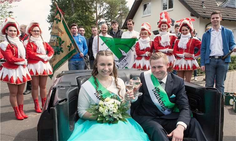 Das frischgebackene Maikönigspaar Dennis Schwarz und Lisa Rech ließ sich in Villip vom Junggesellenverein und von der Tanzgarde ordentlich feiern und im hinteren Teil eines BMW-Cabrio kutschieren. JOST