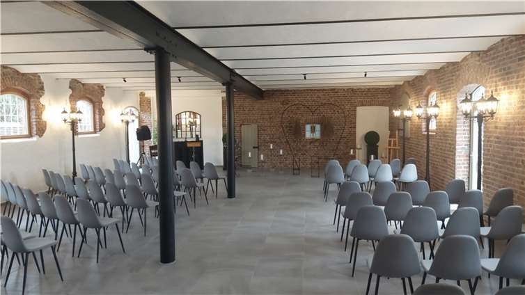 Das frühere Stallgebäude aus dem Jahr 1908 fungiert als moderne Trauerhalle im alten Design. Fotos: privat