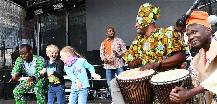 Das furiose Finale von „Sinzig international“ mit afrikanischen Trommelklängen riss auch die jüngsten Festgäste mit. Fotos: RASCH