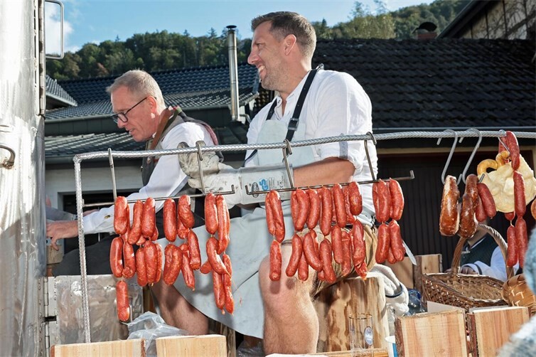Oktoberfest und Trachtenumzug in Insul mit Musik und viel Gaudi