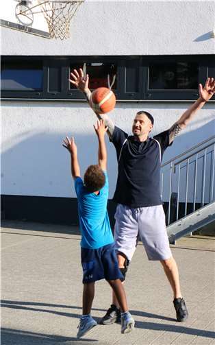 Das gab es beim Sommerfest: Groß und Klein spielten miteinander. Foto: Susanne Pötz