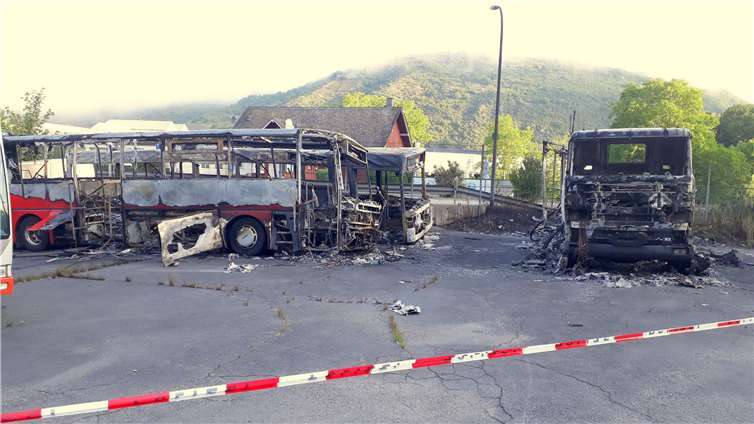 Das ganze Ausmaß des Feuers zeigte sich am nächsten Morgen: rund 70 000 Euro Sachschaden soll es an den drei völlig zerstörten Fahrzeugen gegeben haben. Fotos: TT
