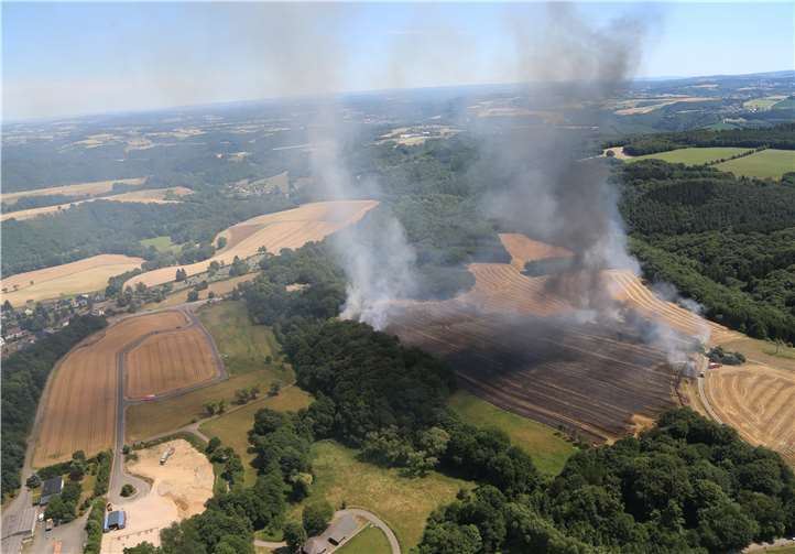 Das ganze Ausmaß des Flächenbrandes wird erst auf den Luftbildern richtig sichtbar. Man sieht, wie knapp eine noch viel größere Schadenslage abgewendet werden konnte.