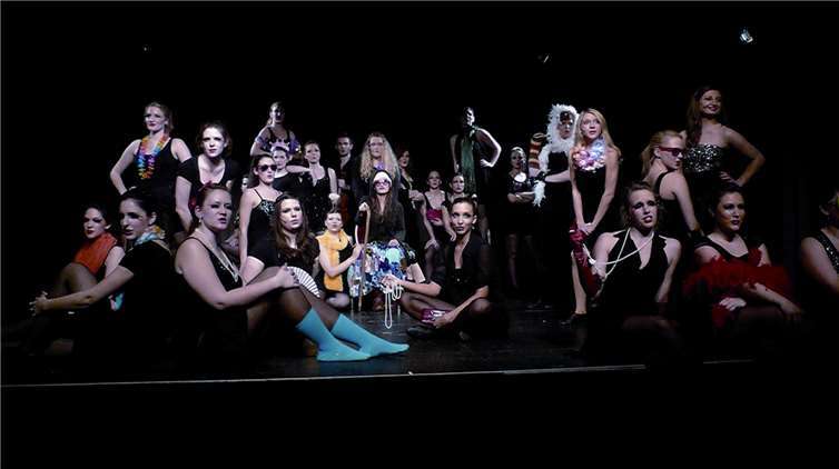 Das ganze Ensemble bildet bei „National Anthem“ ein buntes Bühnenbild.  BSB