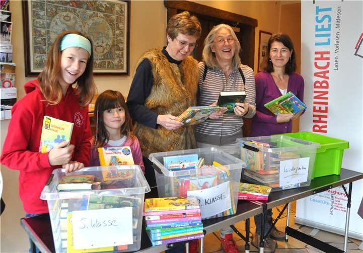 Das ganze Jahr über hatte sich der SPD-Sozialfonds um die Anschaffung günstiger Bücher gekümmert. Nicht zuletzt aufgrund dieser Unterstützung konnten alle Kalenderwünsche der Kinder erfüllt werden.  privat