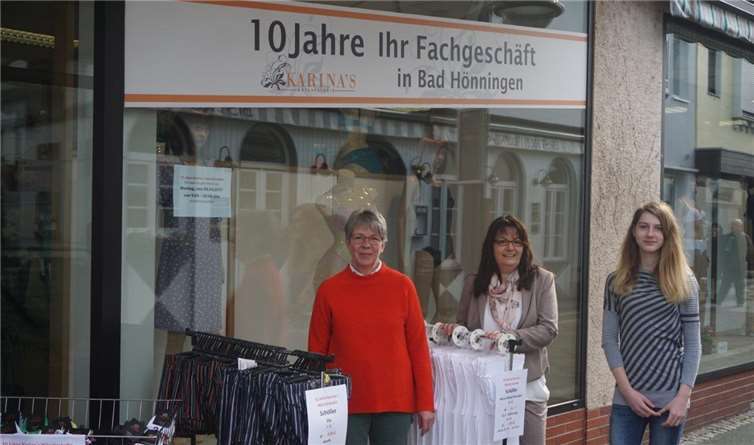 Das ganze Jahr über veranstaltet Karina Walkenbach (Mitte) mit ihrem Team tolle Jubiläumsaktionen für ihre Kundinnen und Kunden. STUKO