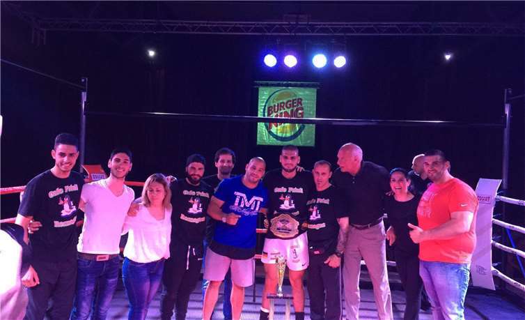 Das ganze Team mit dem in der mitte stehenden Mohamed Abdallah.privat