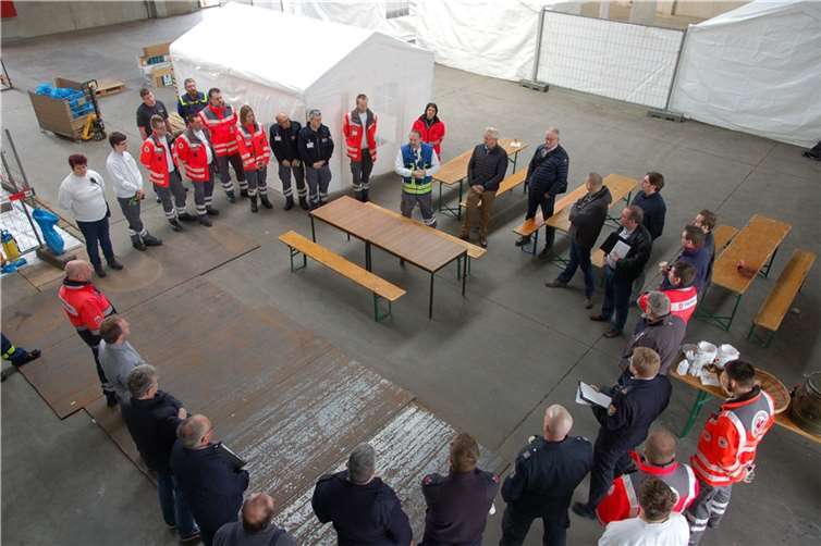 Das ganze Wochenende über haben Kräfte von Katastrophenschutz, Feuerwehr, medizinischen Diensten, Ärzten, Kreisgesundheitsamt und der Kreisverwaltung daran gearbeitet, eine Fieberambulanz im ehemaligen Gebäude der Kreisabfallwirtschaft im Neuwieder Industriegebiet Friedrichshof, Rudolf-Diesel-Straße 12, einzurichten.