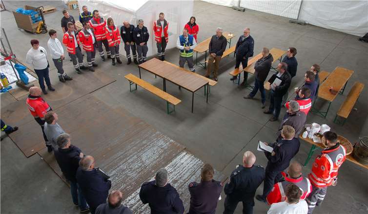 Das ganze Wochenende über haben Kräfte von Katastrophenschutz, Feuerwehr, medizinischen Diensten, Ärzten, Kreisgesundheitsamt und der Kreisverwaltung daran gearbeitet, eine Fieberambulanz im ehemaligen Gebäude der Kreisabfallwirtschaft im Neuwieder Industriegebiet Friedrichshof, Rudolf-Diesel-Straße 12, einzurichten.