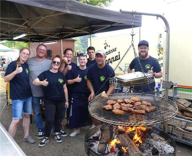 Das gastgebende Team der Freiwilligen Feuerwehr sorgte für eine gute Bewirtung beim Moseluferfest.  Fotos:TE