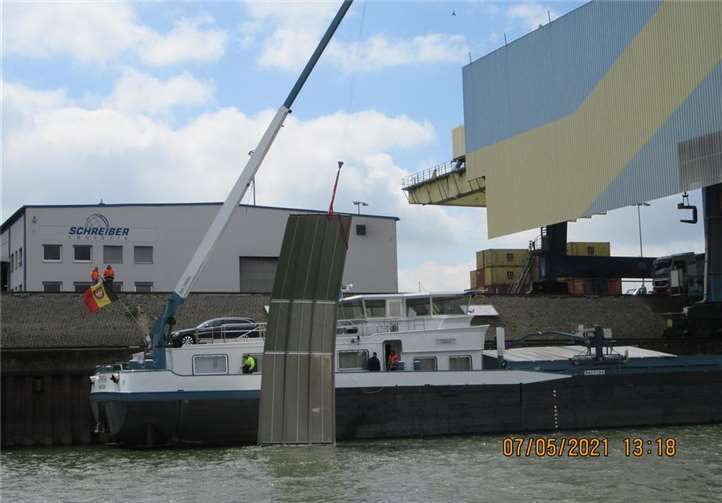 Das geborgene Dach.Quellen: Polizeipräsidium Einsatz, Logistik und Technik