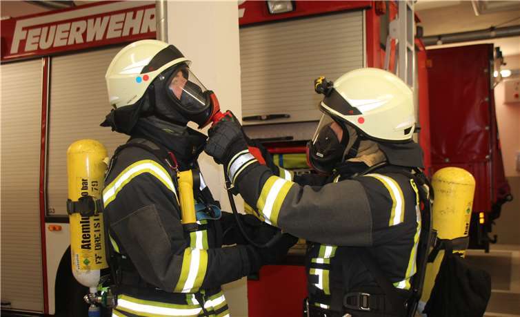 Das gegenseitige Anbringen und Kontrollieren der Atemschutzgeräte demonstrieren Lucas Herter (l.) und Daniel Burghardt. Foto: KMI