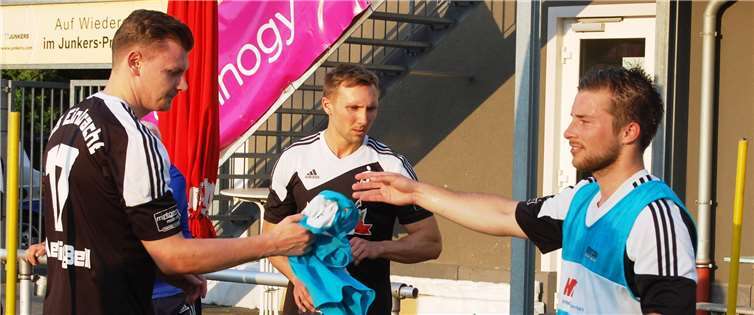 Das gehört sich so: Neuzugang Philipp Franzen sammelt die Leibchen von Lars Bohm (links) und Marcel Berg (Mitte) ein.