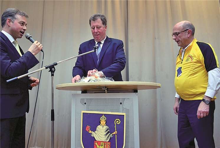 Das gelbe Trikot von „Jedem sayn Tal“ hatten (v.l.) Michael Merz und Horst Rasbach dem neuen Stadtchef mitgebracht.