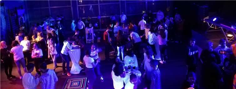 Das gemeinsame Feiern stärkt die positive Einstellung der Schüler zur Schule. Foto: privat