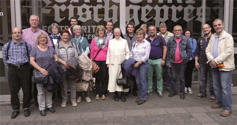 Das gemeinsame Foto wurde vor dem Gutenberg-Museum aufgenommen. privat