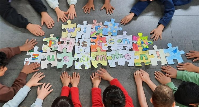 Das gemeinsame Puzzle steht als Symbol für das Miteinander.  Foto: Claudia Franz