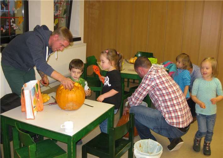 Das gemeinschaftliche Aushöhlen und Verzieren der Kürbisse machte allen Spaß.privat