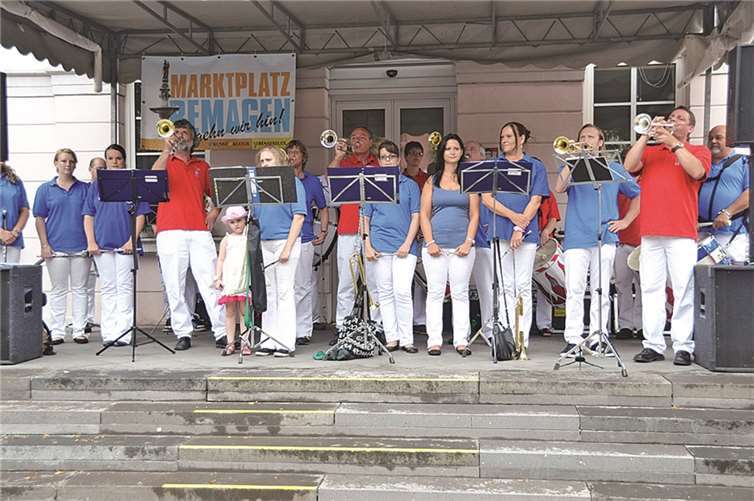 Das gemischte Tambour- und Fanfarencorps war nur eine der Gruppen, die auf dem Marktplatz für Stimmung sorgten. WM