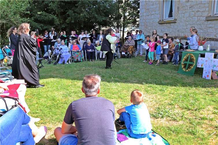 Das generationsübergreifende Chorprojekt begeisterte beim Picknick-Gottesdienst Jung und Alt.  Foto: Rita Steindorf