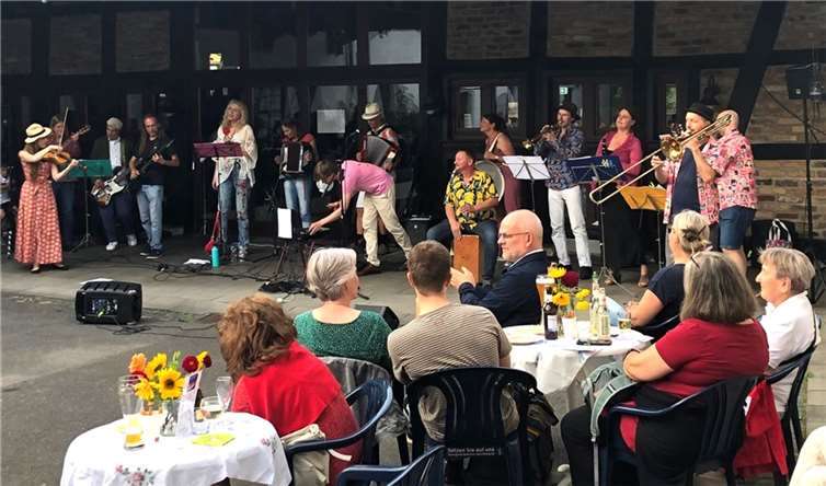 Das geniale „Kültürklüngel-Orkestar“ spielte dann im Innenhof des Köllenhofes.