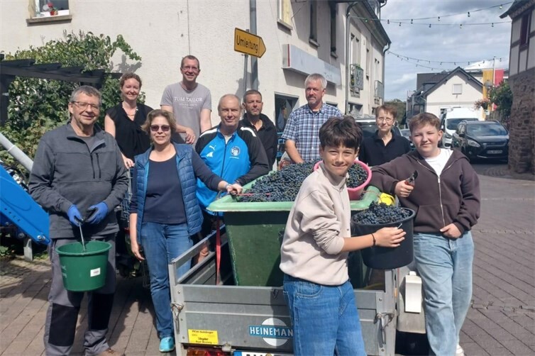 Das gesamte Bachemer Weinleseteam