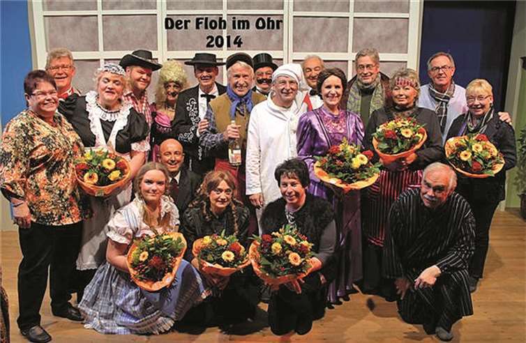 Das gesamte Ensemble einschließlich des Regisseurs Manfred Molitorisz (letzte Reihe 2.v.r.), den Souffleusen, der Technik und der Requisite. privat