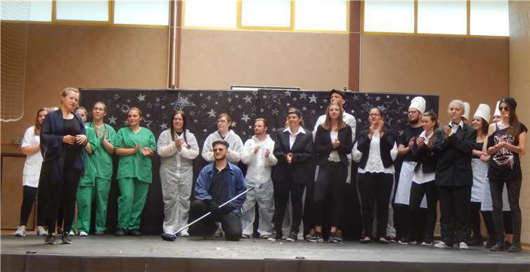 Das gesamte Ensemble mit der Hauptdarstellerin (re.) bedankt sich für den Applaus des Publikums.Fotos: RU