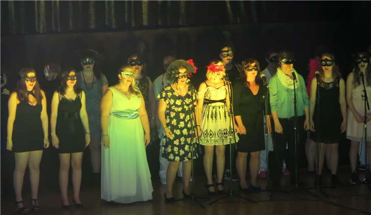 Das gesamte Ensemble von „Music“ beim Schlussapplaus.