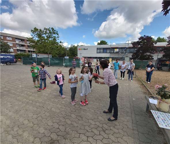 Das gesamte Kollegium der GGS versammelte sich auf dem Schulhof und eine ausgewählte Schulklasse stand stellvertretend für die gesamte Schülerschaft ebenso parat. Foto: privat