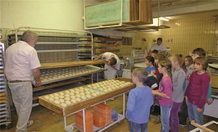 Das gesamte Team der Bäckerei Nowak nahm sich, wie in jedem Jahr, wieder sehr viel Zeit für den Besuch der Grundschüler.privat