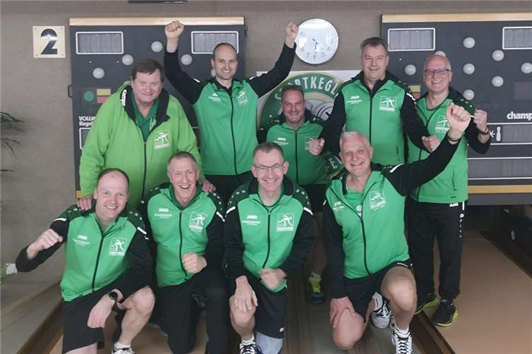 Das gesamte Team jubelt über den Klassenerhalt, mit allen eingesetzten Spielern (von links nach rechts: Coach Hans-Joachim Röttgen, Robert Heinichen, Volker Port, Mark Adams, Frank Trarbach, Christian Jung, Bernd Göbel, Mike Killadt, Thorsten Ragge)  Foto: Timo Göbel