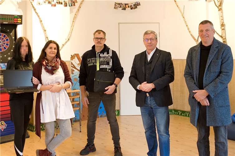 Das gesamte Team und die jungen Bewohnerinnen vom Haus Hohenlinden.  Foto: privat