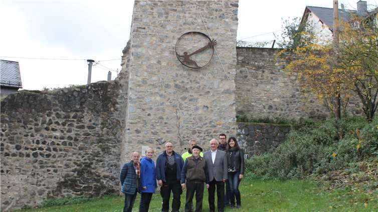 Das gestiftete Kunstwerk von Klaus Winter „Griff über die Grenzen“ hat seinen Platz an der Stadtmauer in der Hospitalstraße gefunden. Bei der Einweihung dabei waren v.l.n.r.: Josef Schüller (City-Manager), Stadtbürgermeisterin Gabi Wieland, Jörg Klinger (städt. Bauhof), Werner Pehl (städt. Bauhof), Klaus Winter (Künstler), Pfarrer Heinz-Walter Barthenheier, Markus Kuch (Organisatorische Steuerung städtischer Bauhof) und Monika Decker (Stadtmarketing).Privat