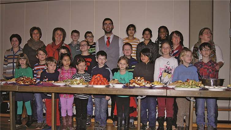 Das gesunde Frühstück der Grundschüler der Grundschule Christophorus in Mülheim-Kärlich, das beispielsweise aus bunten Obstspießen, Rohkostplatten und Herzhaftem wie hart gekochten Eier und Fleischwurst bestand, fand großen Anklang. privat