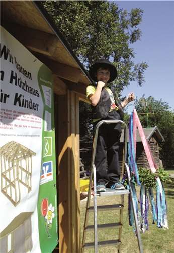 Das gewonnene Holzhaus der Kita St. Georg wurde bei einem kleinen Fest eingeweiht.privat